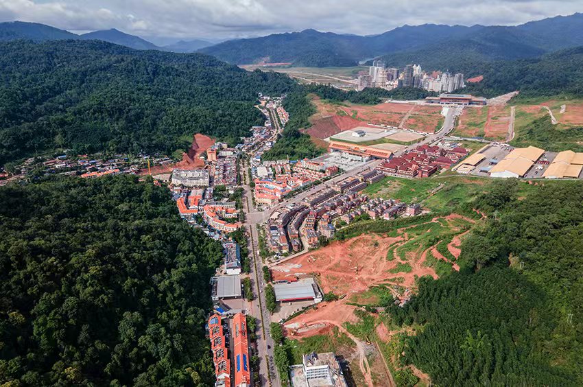 磨憨口岸俯瞰，右前方高層白色建筑群為老撾境內(nèi)。人民網(wǎng)記者 符皓攝