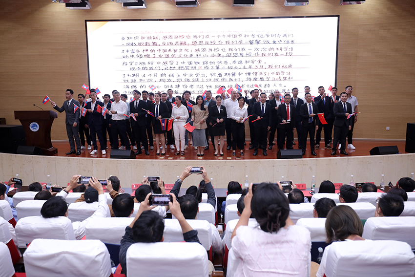 7月31日，昆明鐵道職業(yè)技術(shù)學(xué)院舉行援老撾鐵道職業(yè)技術(shù)學(xué)院項(xiàng)目教育能力建設(shè)教師培養(yǎng)班結(jié)業(yè)典禮。 昆明鐵道職業(yè)技術(shù)學(xué)院供圖