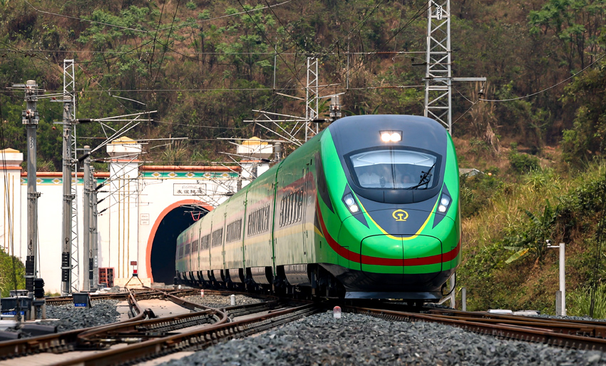 “復(fù)興號(hào)”動(dòng)車組列車駛過(guò)友誼隧道。徐章位攝