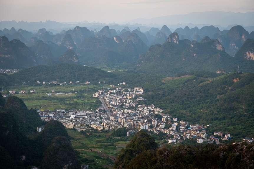 廣西層巒疊嶂，郁郁蔥蔥。 人民網(wǎng) 嚴(yán)立政攝