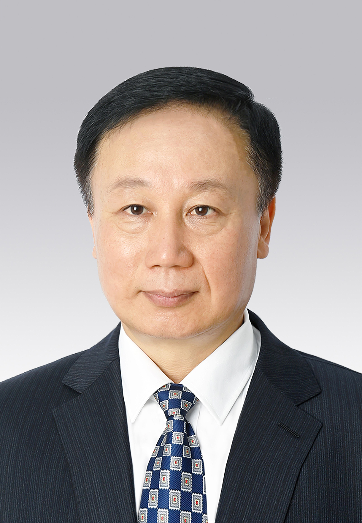 馬宏偉，男，滿族，1969年4月生，研究生學(xué)歷，中共黨員，現(xiàn)任人民日?qǐng)?bào)社副總編輯。