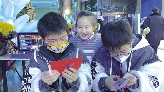 七里河區(qū):非遺進(jìn)影院 剪紙過(guò)大年