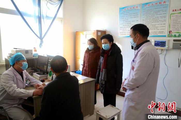 全國(guó)政協(xié)委員戴秀英：村醫(yī)越來(lái)越少，出路在哪？