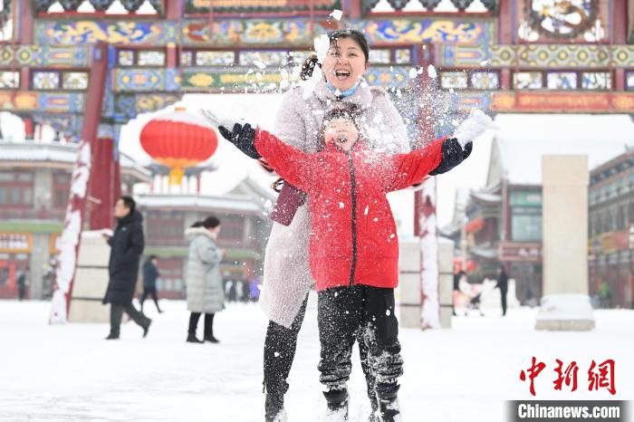 2月13日，家長與小朋友在呼和浩特市大召廣場享雪趣。　劉文華 攝