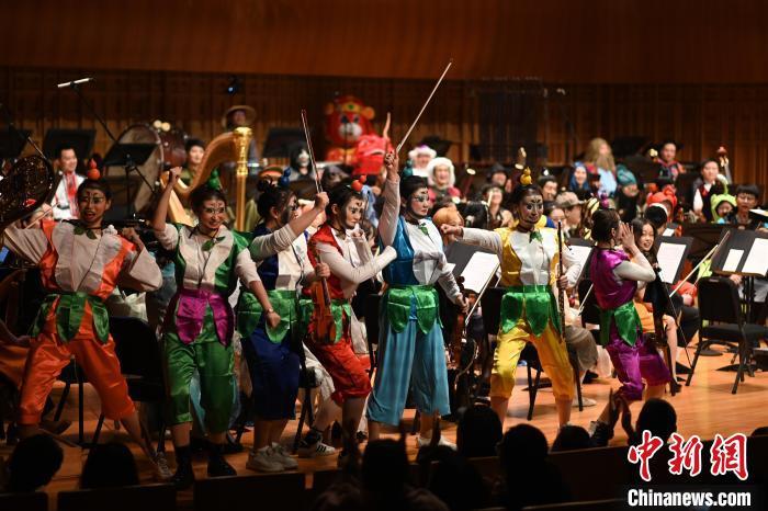 “音樂奇妙夜”西安上演歌者、樂手化身“卡通人”