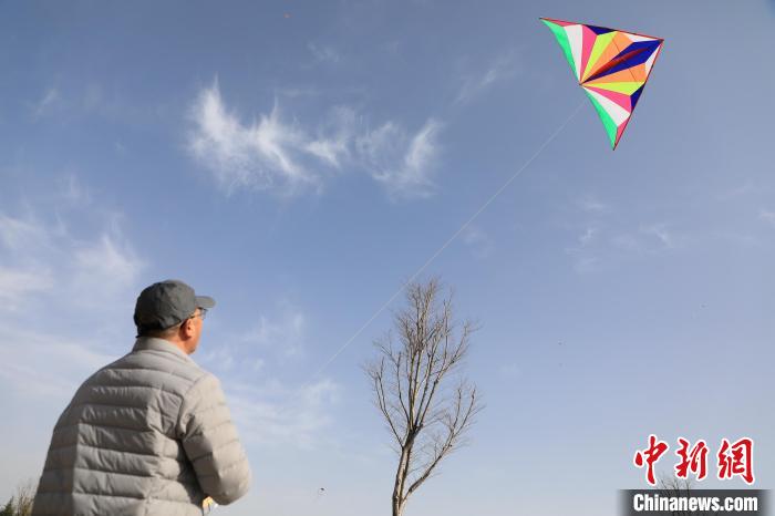 市民在放風(fēng)箏?！∴囆?qiáng) 攝