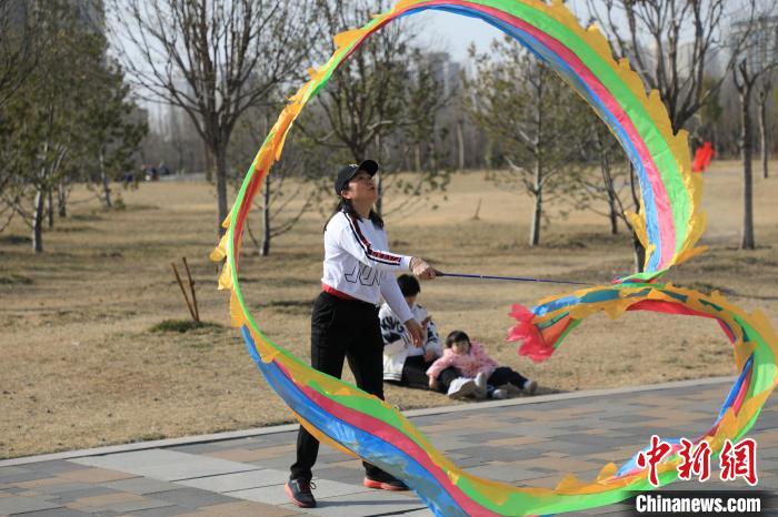 市民在公園里上演彩綢舞?！∴囆?qiáng) 攝