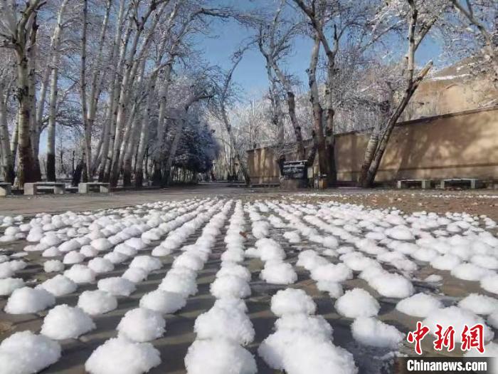 圖為春雪過后的莫高窟美不勝收?！≈鼙笕?攝