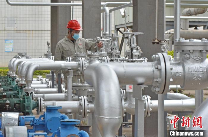 工人在查看設(shè)備儀表?！×趾霔v 攝