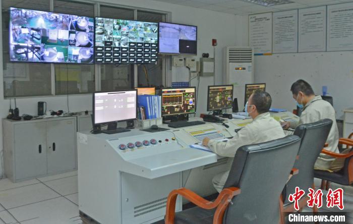 工人在中控室觀察各個生產(chǎn)車間運行情況?！×趾霔v 攝