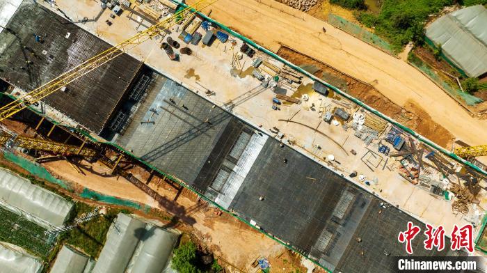 俯瞰正在建設(shè)的天府站多線橋鋼筋鋪架現(xiàn)場?！⒅铱?攝