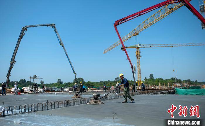 天府站多線橋施工澆筑現(xiàn)場。　劉忠俊 攝