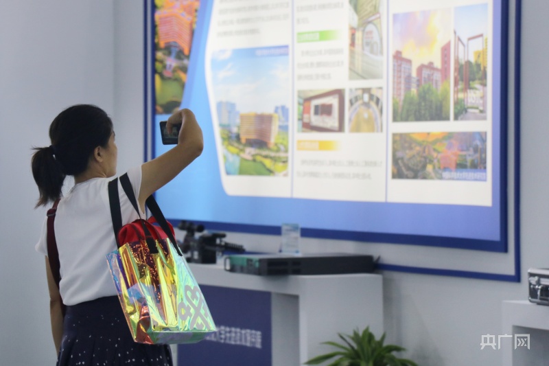 市民認真觀展，拍攝展板上的說明內(nèi)容(央廣網(wǎng)記者 趙家慧 攝)