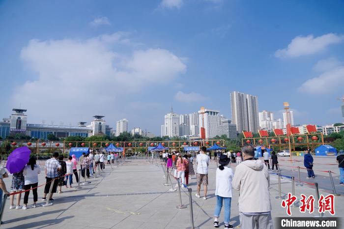 資料圖為居民有序排隊進行核酸檢測?！●R銘言 攝