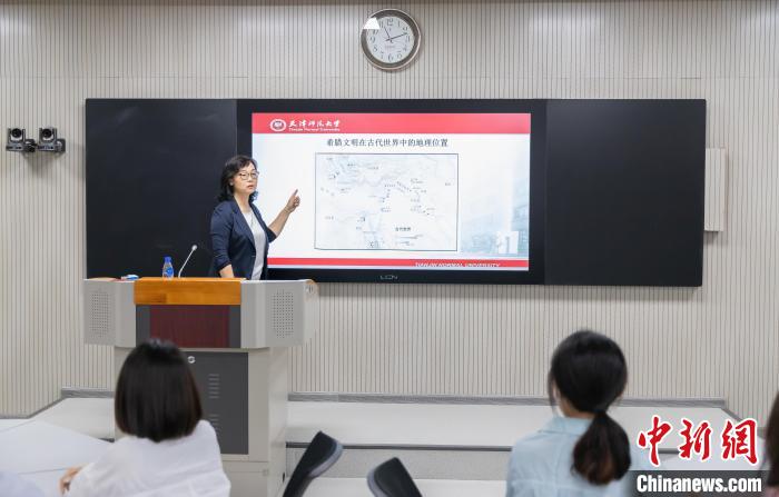 天津師范大學(xué)跨文化與世界文學(xué)研究院院長、教授郝嵐正在為同學(xué)們上課?！⊥踉谟?攝