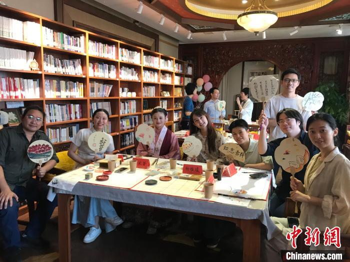 9月14日，“月動臨秋扇”中華傳統(tǒng)文化沉浸式體驗活動在北京紀(jì)曉嵐故居舉辦。陳建新 攝 陳建新 攝