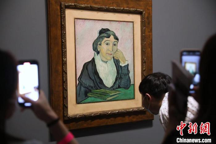 觀眾欣賞梵高畫作《阿爾勒婦女(吉努夫人肖像)》?！埡鄠?攝