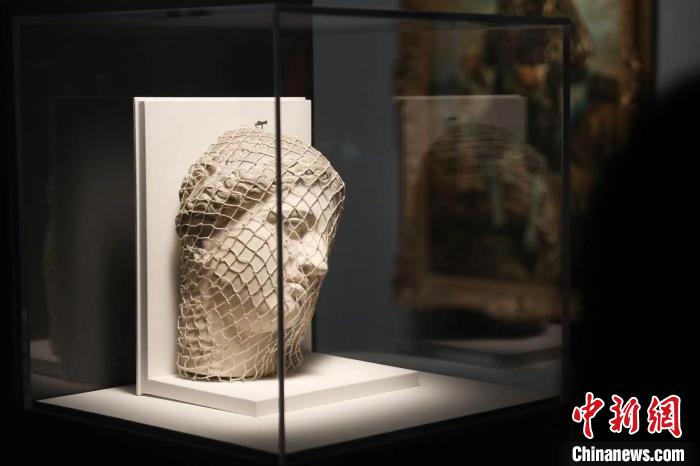 曼雷的裝置作品《維納斯》?！埡鄠?攝