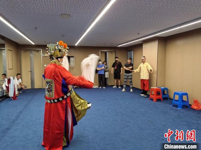 “天下第一團(tuán)”正在進(jìn)行練習(xí)?！±ド绞形捏w廣電和旅游局供圖