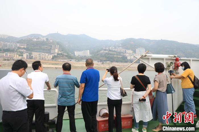 重慶市政協(xié)“同心聚力巴渝行”主題采訪團(tuán)15日走進(jìn)奉節(jié)，了解當(dāng)?shù)卣f(xié)委員護(hù)江成效。　梁欽卿 攝