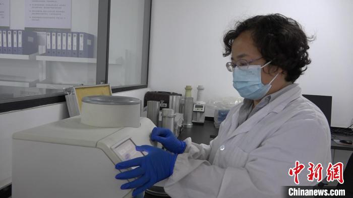 檢驗員對樣品進行檢測?！⊥趸萘?攝