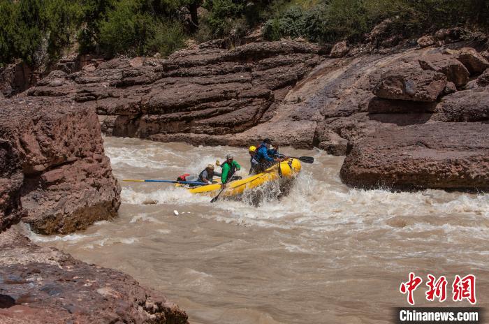 圖為瀾滄江生態(tài)漂流。　瀾滄江源漂流有限公司供圖