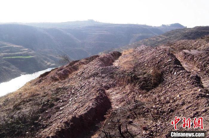 圖為荒坡原貌?！●T華 攝