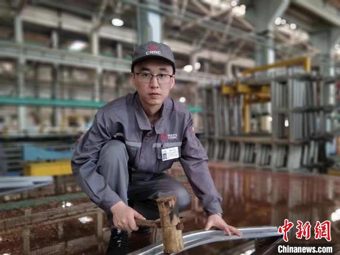 王漢卿在調(diào)修側(cè)墻彎梁?！∈茉L者供圖