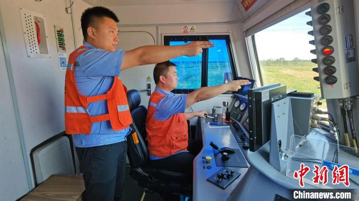 為確保首趟班列安全正點開行，東營鐵路運輸分處認真做好班列開行的各項準備工作?！≈需F三局運輸工程分公司供圖