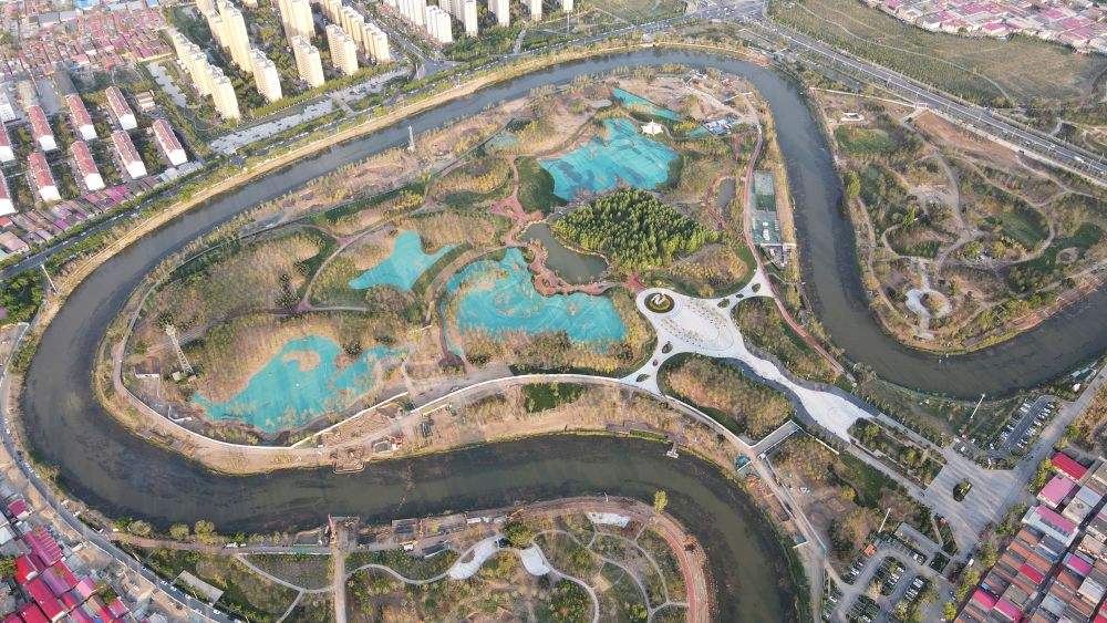 　圖為4月30日拍攝的河北滄州市區(qū)的大運(yùn)河“Ω”形河道。新華社發(fā)(傅新春 攝)