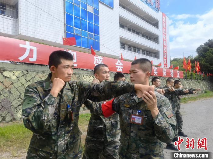 新兵尤云龍(左)不斷向一名合格軍人蛻變?！￡愴?攝