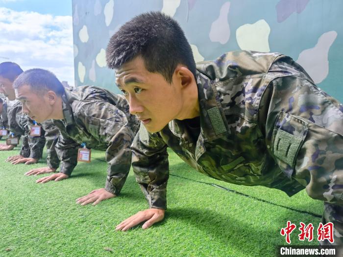 尤云龍正在和戰(zhàn)友進(jìn)行體能訓(xùn)練?！×志杆?攝