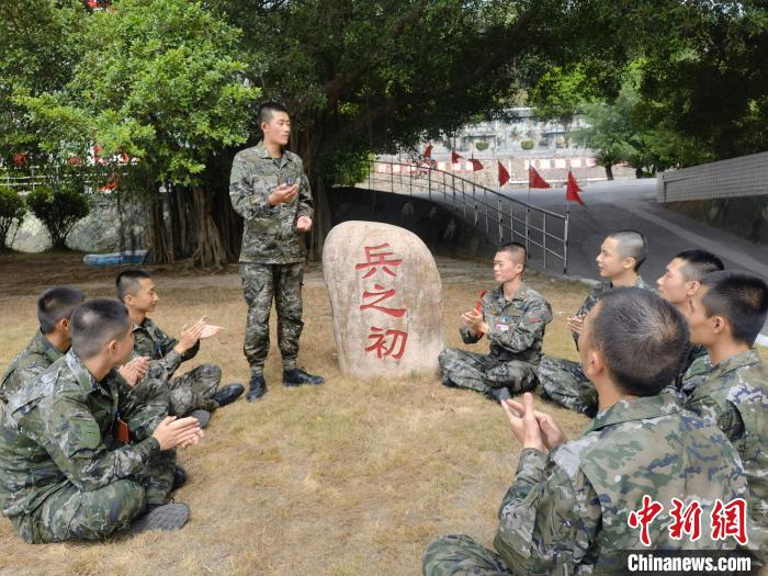 尤云龍為戰(zhàn)友講述父輩保家衛(wèi)國(guó)的故事?！＄姛樋?攝