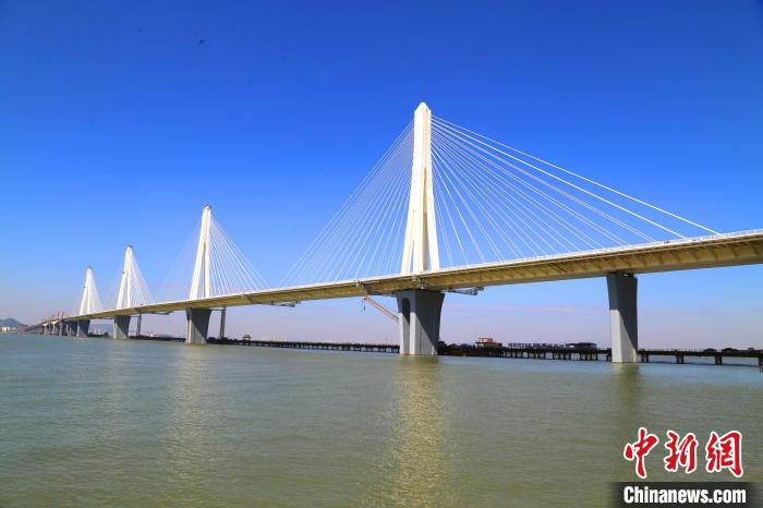 建設(shè)中的珠海金海特大橋。　孟慶虎 攝