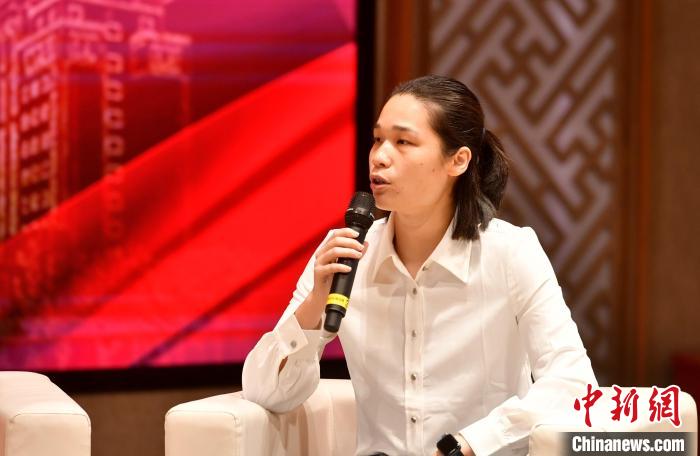 圖為林莉在福建師范大學(xué)分享會(huì)上發(fā)言?！蚊?攝