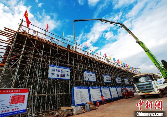 圖為渝昆高鐵云南段境內(nèi)首座大橋連續(xù)梁混凝土澆筑施工現(xiàn)場(chǎng)。　何呂鵬 攝