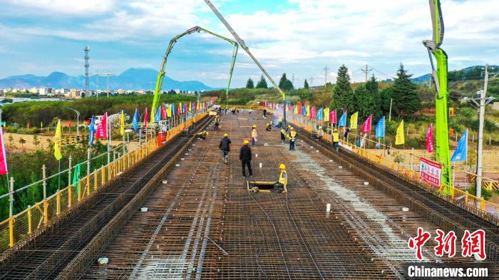 圖為渝昆高鐵云南段境內(nèi)首座大橋連續(xù)梁混凝土澆筑施工現(xiàn)場(chǎng)?！⑽馁F 攝