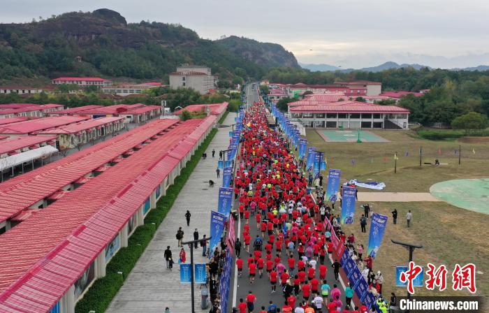 2022年龍虎山半程馬拉松鳴槍開跑?！⒅剧?攝