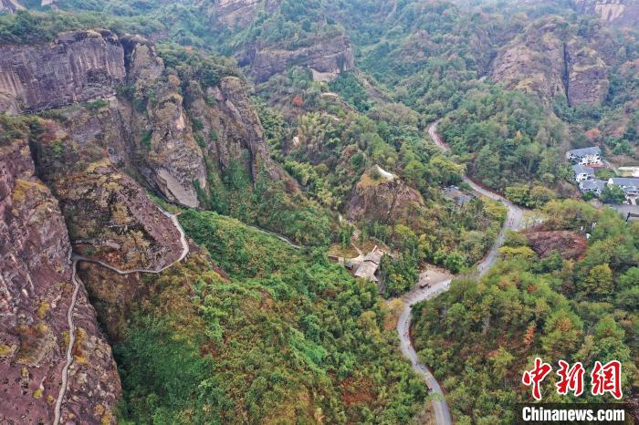 2022年龍虎山半程馬拉松鳴槍開跑?！⒅剧?攝