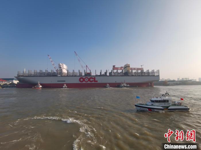 海巡艇在現(xiàn)場引導(dǎo)水上交通?！∧贤êＪ戮止﹫D