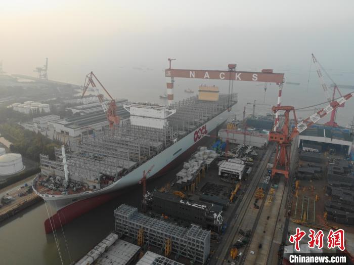 15日，全球綠色環(huán)保型集裝箱船“巨無霸”從江蘇出塢。　南通海事局供圖