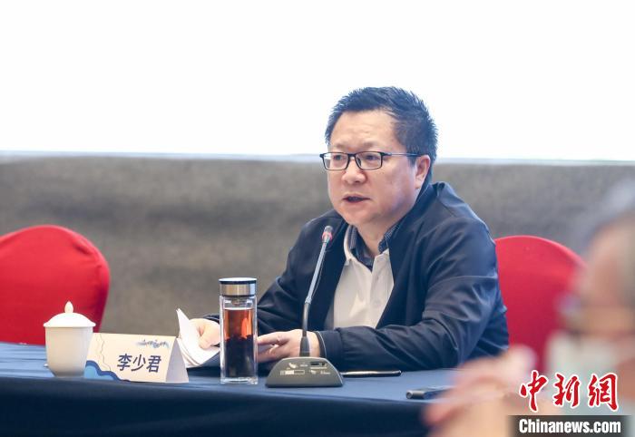 《詩刊》社主編李少君發(fā)言?！∠计挚h融媒體中心 供圖