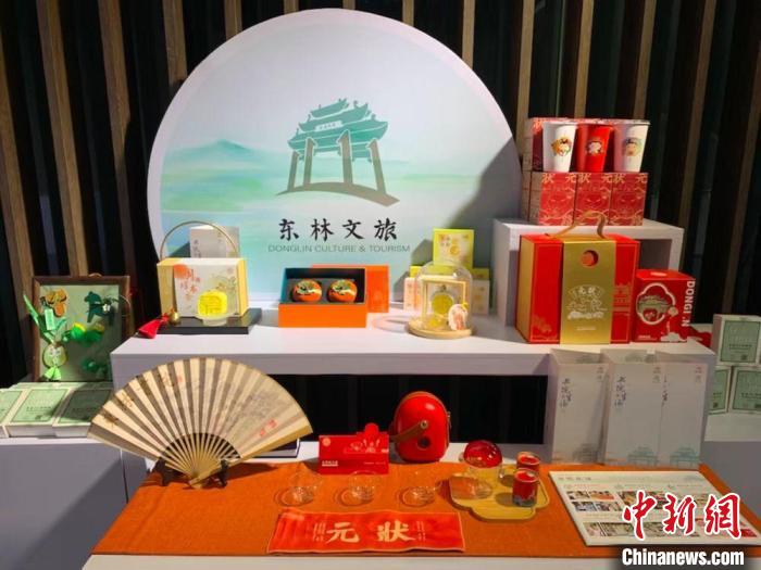 發(fā)展論壇現(xiàn)場(chǎng)展出的無(wú)錫城市文創(chuàng)作品?！O權(quán) 攝