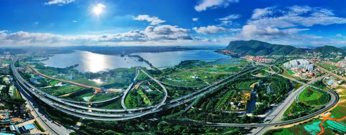 俯瞰昆明滇池沿岸。