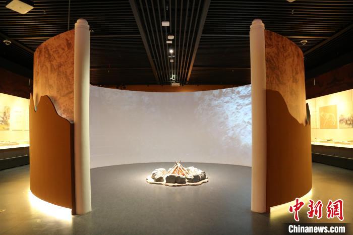 周口店遺址是迄今為止世界上同時期古人類遺址中，材料最豐富、最全面和最具代表性的一處遺址?！√胁┪镳^供圖