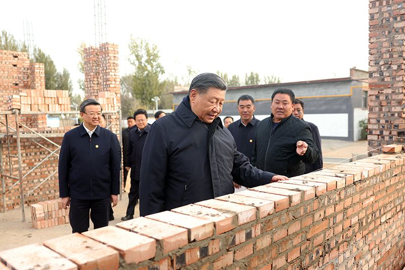 2023年11月10日，習(xí)近平總書記在河北保定涿州市刁窩鎮(zhèn)萬全莊村房屋重建施工現(xiàn)場考察。