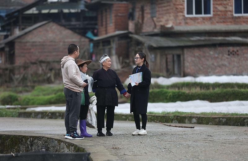 2022年3月24日，在廣西柳州市三江侗族自治縣良口鄉(xiāng)南寨村，紀(jì)檢監(jiān)察干部(右一、左一)在了解惠農(nóng)政策落實(shí)情況。