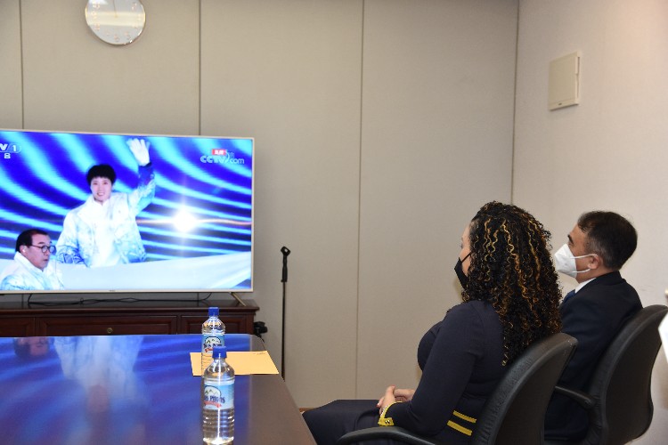 多米尼克友人與我外交官同看開幕式。中國(guó)駐多米尼克使館供圖