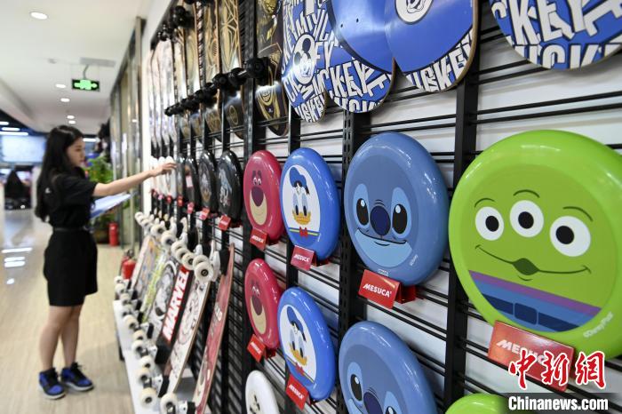 葉偉倫的體育用品公司推出了一系列IP授權(quán)款?！￡愺K旻　攝