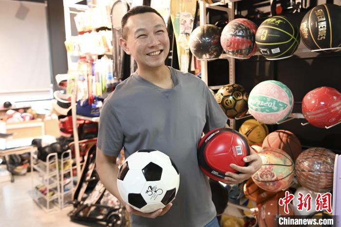 葉偉倫講述葉家在內(nèi)地的發(fā)展史，其中足球是他們家引以為傲的一個產(chǎn)品?！￡愺K旻 攝